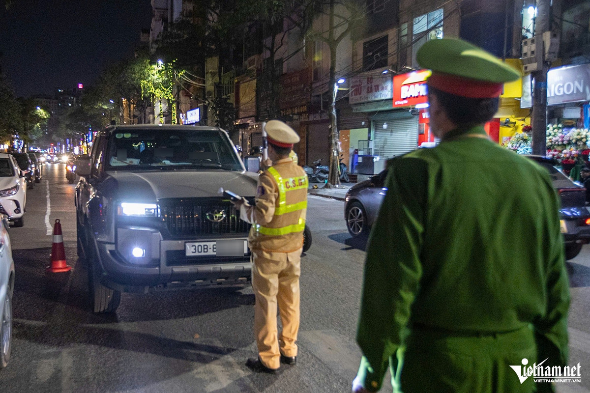 Cũng trong ca công tác, CSGT phát hiện một tài xế vi phạm nồng độ cồn khi lái ô tô, trên xe còn chở theo cả gia đình.