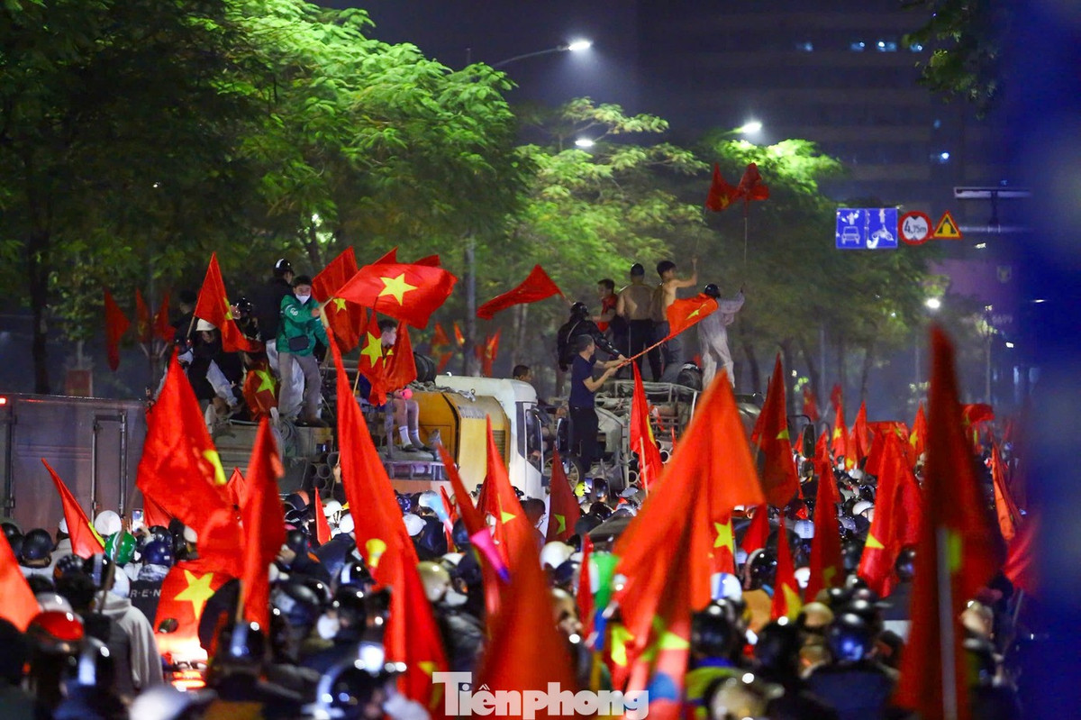 Bạn Lê Hoài Nam (phường Ba Đình, Hà Nội) chia sẻ: “Hôm nay U23 nước mình đá quá hay, chiến thắng mang lại cảm xúc rất đặc biệt. Dù đã khuya, tôi và nhiều người vẫn xuống đường để chung vui, bởi đây là khoảnh khắc đáng nhớ với người hâm mộ bóng đá nước nhà”.