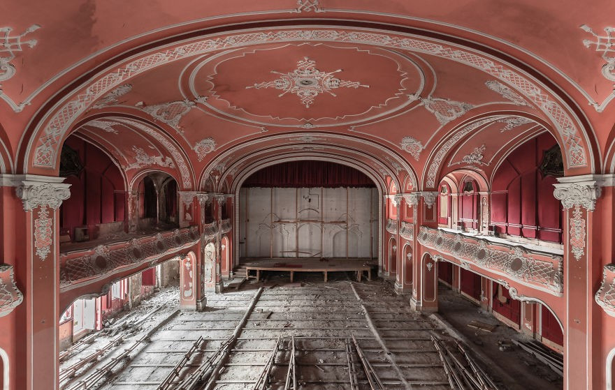 Nhà hát bị bỏ hoang. "Đây là một trong những nơi đẹp nhất mà chúng tôi từng khám phá", Anthony và Florent cho biết.