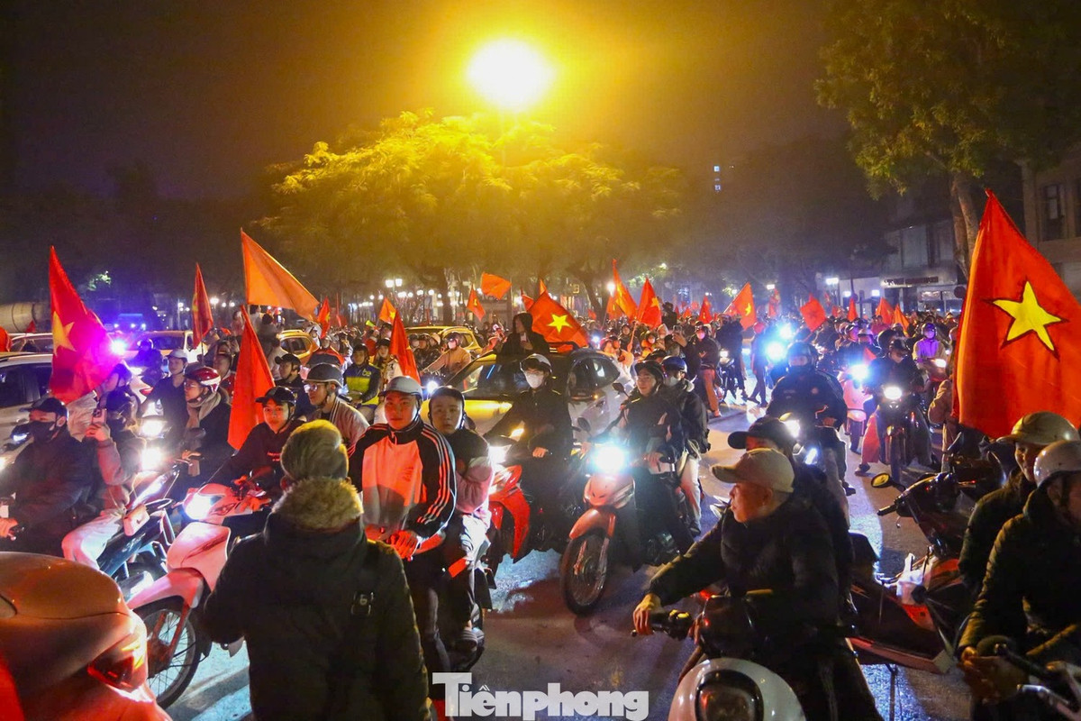 Không khí rực rỡ cờ hoa tại Hà Nội trong đêm "không ngủ" của người hâm mộ bóng đá Việt Nam