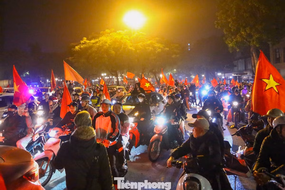 Không khí rực rỡ cờ hoa tại Hà Nội trong đêm "không ngủ" của người hâm mộ bóng đá Việt Nam