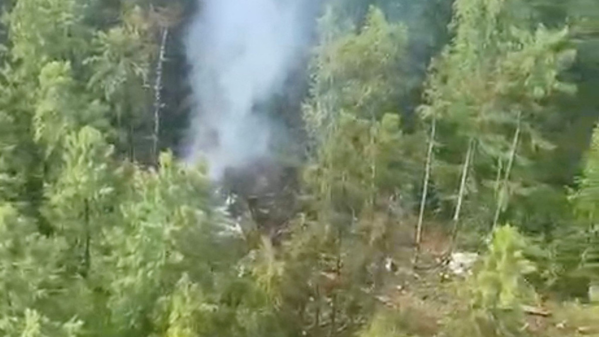 "Trong quá trình tìm kiếm, trực thăng Mi-8 của Cơ quan Vận tải Hàng không Liên bang Nga đã phát hiện thân máy bay đang bốc cháy. Lực lượng cứu hộ vẫn đang đến hiện trường vụ việc", trích tuyên bố từ Bộ Tình trạng Khẩn cấp Nga. Ảnh: Cơ quan Vận tải Hàng không Liên bang Nga.