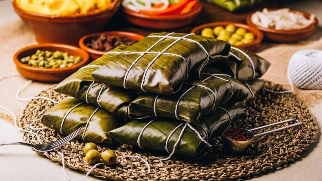 Hallacas là món ăn truyền thống của Venezuela, làm từ bột ngô, thịt và ô liu, thường được ăn vào mùa lễ hội. Ảnh: Learnbright.