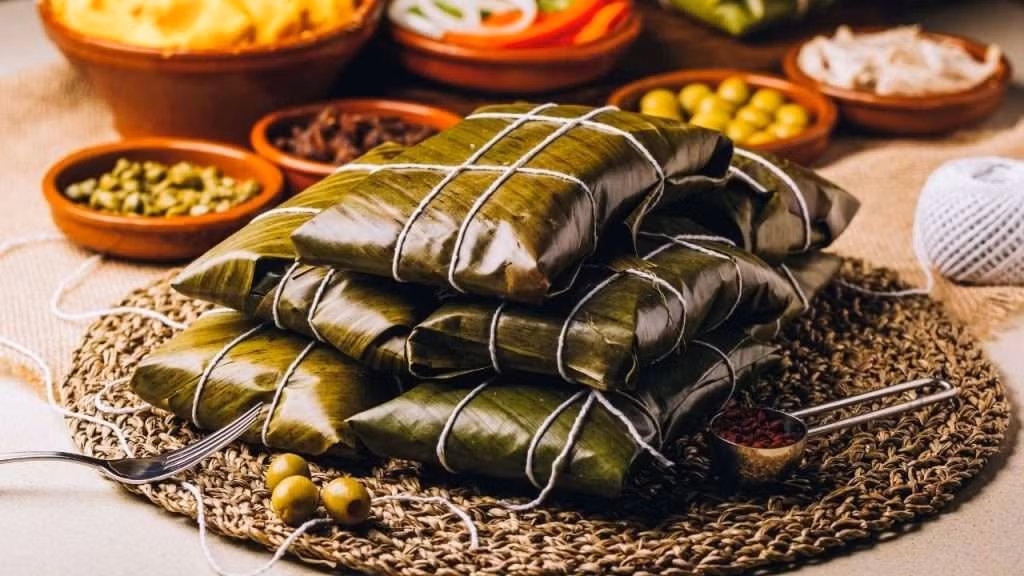 Hallacas là món ăn truyền thống của Venezuela, làm từ bột ngô, thịt và ô liu, thường được ăn vào mùa lễ hội. Ảnh: Learnbright.