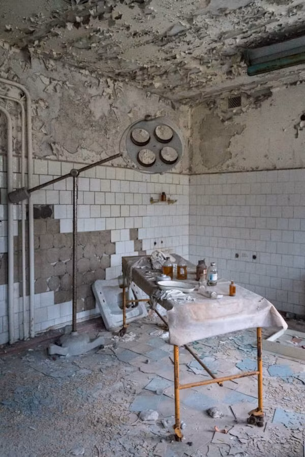 Một bàn phẫu thuật bên trong bệnh viện Pripyat bỏ hoang nhiều năm. Ảnh: Flickr.