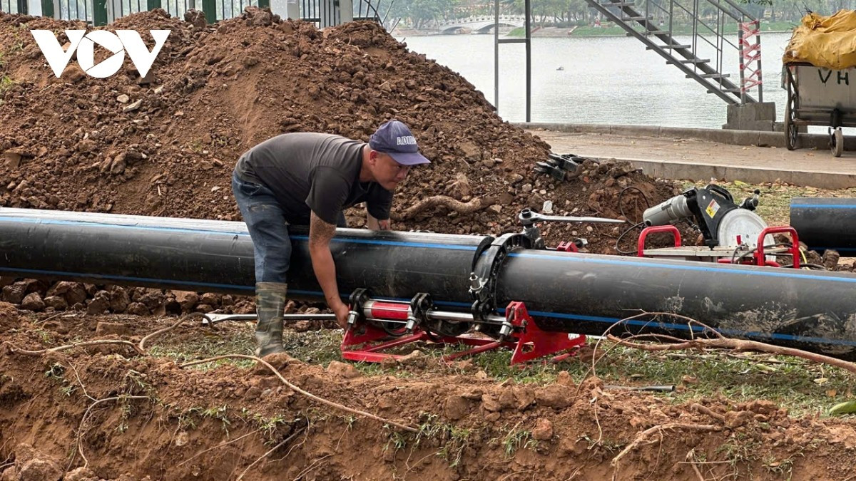 Công nhân sử dụng vam chuyên dụng để căn chỉnh, ép nối các đoạn ống, bảo đảm độ kín khít và chính xác của mối nối theo yêu cầu kỹ thuật.