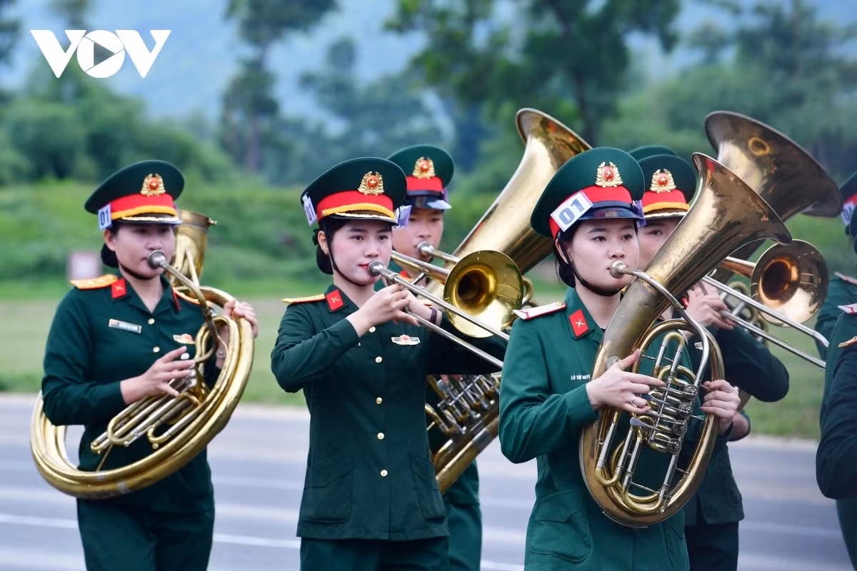 Khối nữ quân nhạc tham gia hợp luyện.