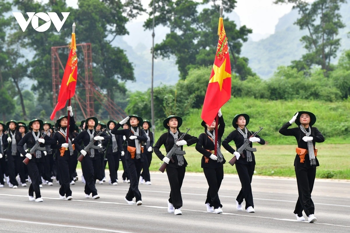 Khối nữ du kích tham gia hợp luyện.