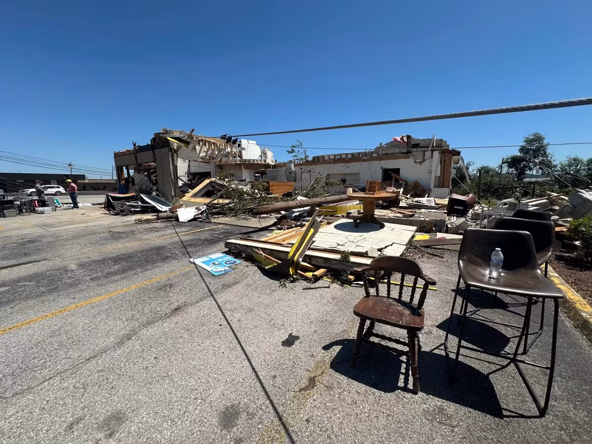 Cư dân Lonnie Nantz, 78 tuổi, kể lại rằng ông đang nằm thì các con gái ông hét lên rằng một cơn lốc xoáy đang đến. Họ nắm chặt tay nhau ở khu vực hành lang khi ngôi nhà sụp đổ. Các mảnh vỡ của ngôi nhà của ông nằm rải rác khắp sân và xe bị hư hại. Ảnh: DP.