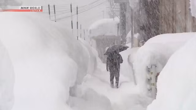 The Japan Times đưa tin, Cơ quan Phòng cháy chữa cháy và Quản lý thiên tai Nhật Bản ngày 3/2 cho biết tuyết rơi dày đã khiến ít nhất 30 người thiệt mạng và 324 người khác bị thương trong hai tuần qua tại nước này. Ảnh: NHK.