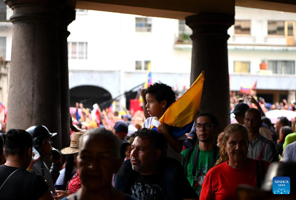 Angel Prado, một quan chức Venezuela, bày tỏ sự ủng hộ đối với Tổng thống lâm thời Venezuela Delcy Rodriguez, nói rằng bà đang thực hiện chỉ thị của ông Maduro là "không để Chính phủ sụp đổ".