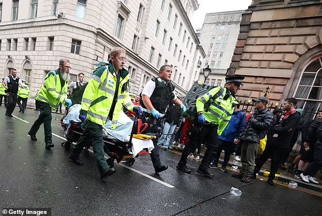 Theo báo cáo, 4 người, gồm 3 người lớn và 1 trẻ em, bị kẹt ở gầm xe và được đội cứu hộ giải cứu. Một nhân viên y tế cũng bị chiếc xe đâm phải. Ảnh: Getty.