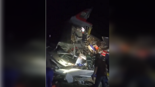 Một trong những hành khách trên chuyến tàu trật bánh Bryansk kể lại với Izvestia rằng một chiếc xe tải đã rơi trúng đầu tàu. Ảnh: RT.