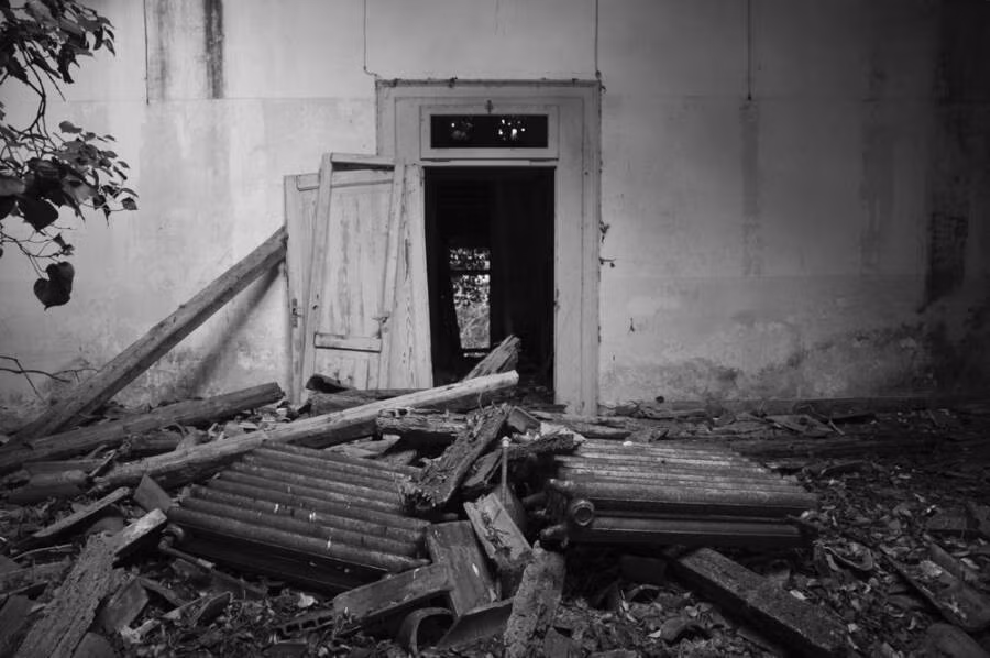 Cánh cửa bị hỏng trong bệnh viện. Ảnh: Flickr.