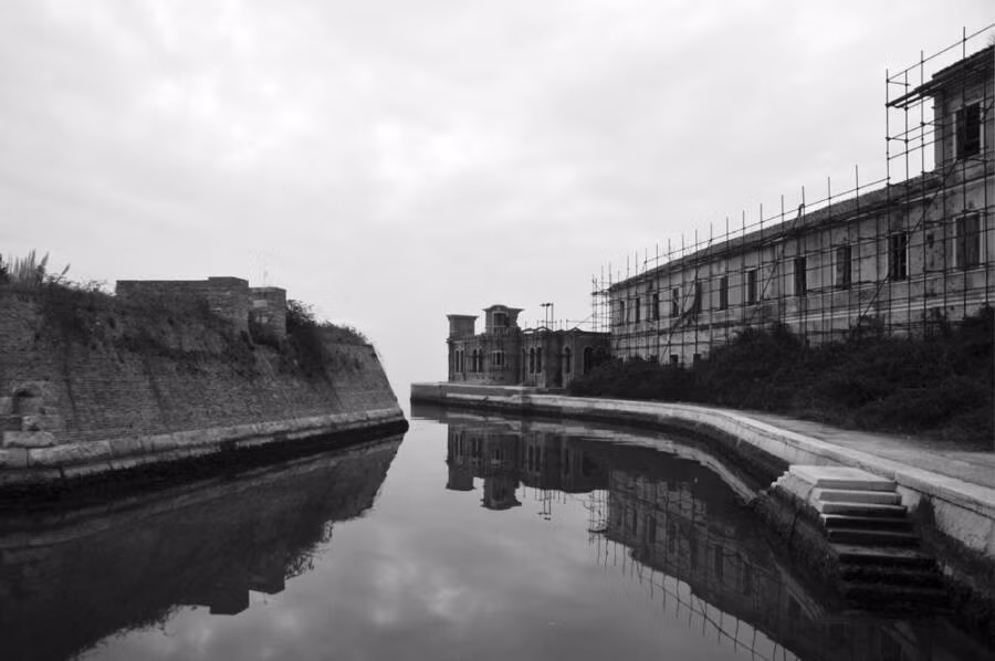 Dòng sông dẫn tới bệnh viện Poveglia. Ảnh: Flickr.