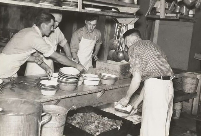 Bên trong một bếp ăn tại trại khai thác gỗ gần Effie, Minnesota, năm 1937.