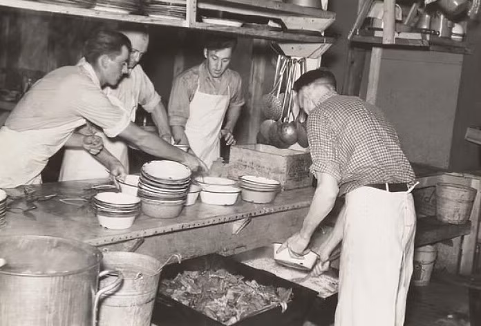 Bên trong một bếp ăn tại trại khai thác gỗ gần Effie, Minnesota, năm 1937.