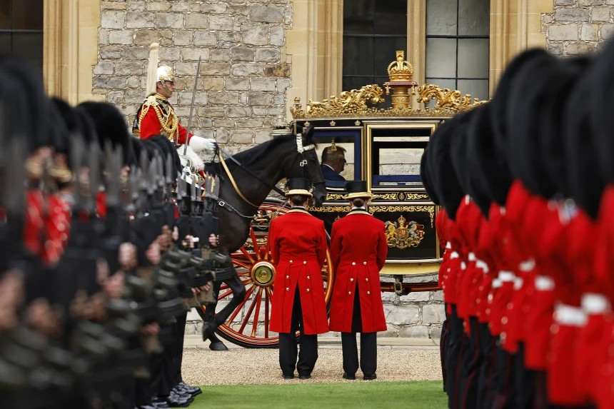 Tổng thống Trump tới Lâu đài Windsor, nơi diễn ra lễ đón trọng thể. Ảnh: Getty.