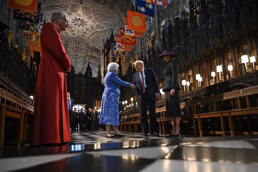 Tổng thống Trump và phu nhân Melania đã tới Nhà nguyện St. George, nơi ông đặt vòng hoa tưởng niệm Nữ hoàng Elizabeth II. Ảnh: Pool.