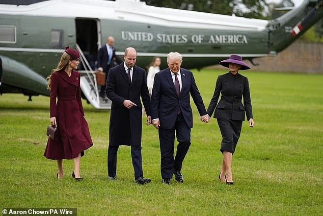 Ngày 17/9, vợ chồng Thái tử Anh William (trái) đã đón Tổng thống Trump cùng phu nhân Melania khi cả hai bước xuống từ trực thăng Marine One, bắt đầu chuyến thăm cấp nhà nước tại Anh. Ảnh: PA.
