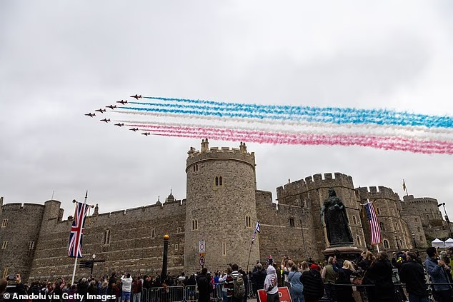 Màn trình diễn bay của Red Arrows thuộc Không quân Hoàng gia Anh chào đón Tổng thống Trump. Ảnh: Anadolu.