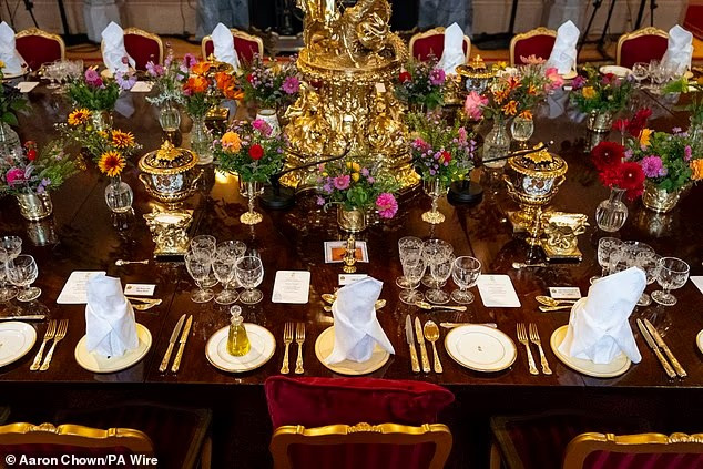 Bàn tiệc trong quốc yến dài hơn 45 m được thắp sáng bằng hàng trăm ngọn nến, phủ khăn trắng, bày biện hơn 1.400 bộ dao nĩa bạc, tất cả đều được chuẩn bị trong nhiều ngày. Ảnh: PA.
