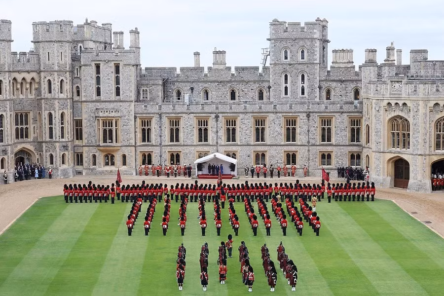 Vợ chồng ông Trump, Vua Charles và Hoàng hậu Camilla tham dự lễ đón chính thức tại sân Quadrangle. Đây được cho là nghi thức quân sự lớn nhất dành cho một nguyên thủ nước ngoài trong nhiều thập niên ở Anh. Ảnh: Pool.