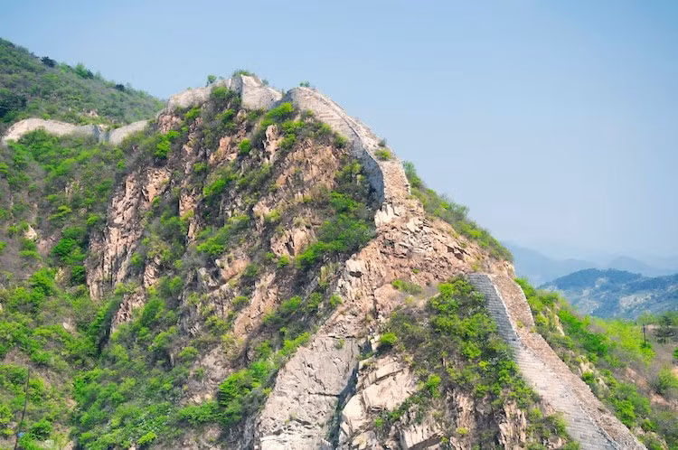 Một báo cáo năm 2014 của Hiệp hội Vạn Lý Trường Thành của Trung Quốc cho thấy, dưới 10% di tích có thể được phân loại là ở trong tình trạng tốt, trong khi 74% được phân loại là ở trong tình trạng kém. Không chỉ yếu tố tự nhiên, con người cũng gây ra những ảnh hưởng tiêu cực đến bức tường. Một số phần ở vùng nông thôn đã bị phá hủy để lấy đất hoặc vật liệu xây dựng.