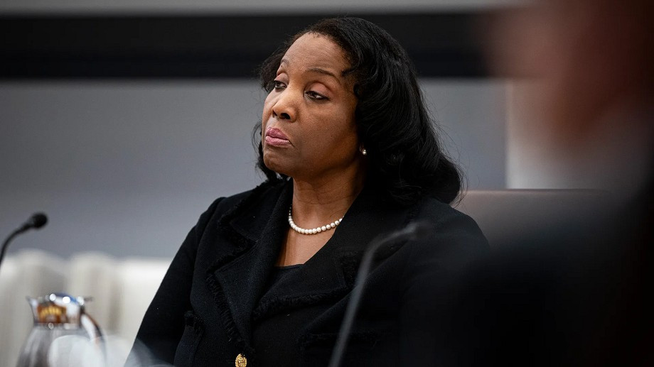 Năm 2005, bà Cook gia nhập Đại học Bang Michigan với tư cách là trợ lý giáo sư, trở thành phó giáo sư vào năm 2013. Bà từng là chuyên gia kinh tế cấp cao trong Hội đồng Cố vấn Kinh tế của Chính quyền Obama từ tháng 8/2011 đến tháng 8/2012. Ảnh: Bloomberg.