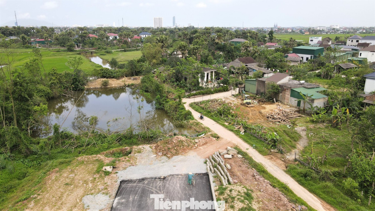 Liên quan đến công tác giải phóng mặt bằng, lãnh đạo UBND phường Hà Huy Tập cho biết thời gian qua, địa phương đã tập trung tháo gỡ các vướng mắc trong công tác giải phóng mặt bằng nhằm đẩy nhanh tiến độ dự án. Đến nay, chỉ còn 2 hộ dân chưa đồng thuận, chính quyền đang tiếp tục vận động, tuyên truyền để sớm hoàn tất, bàn giao cho đơn vị thi công dự án đường Hàm Nghi.