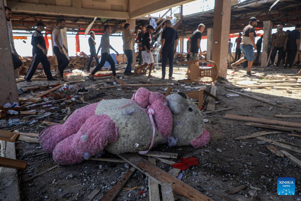 Cảnh tan hoang bên trong quán cà phê sau khi nơi này bị không kích. Ảnh: Xinhua.