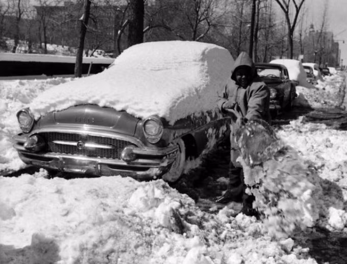 Người dân dọn tuyết vào một ngày mùa đông ở New York năm 1956.