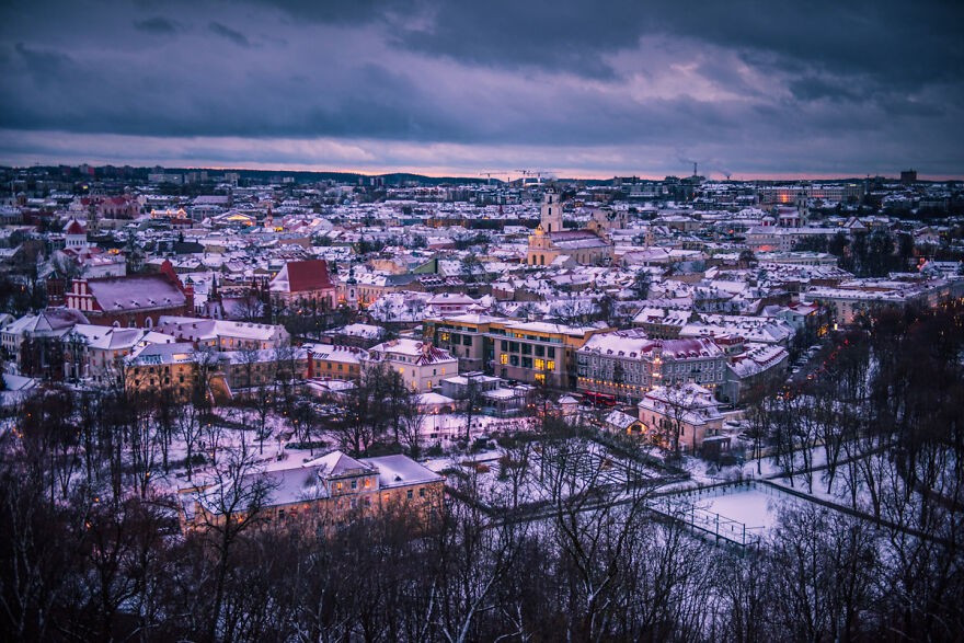 Quang cảnh khu dân cư nhìn từ trên đồi ở Vilnius.