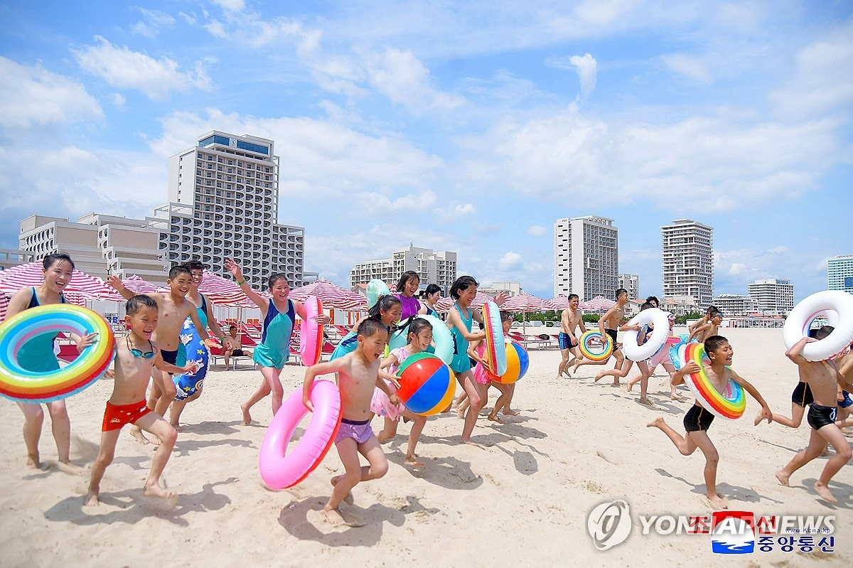"Nhiều du khách kinh ngạc trước quy mô hoành tráng của khu phức hợp", KCNA cho biết. Ảnh: Yonhap/KCNA.