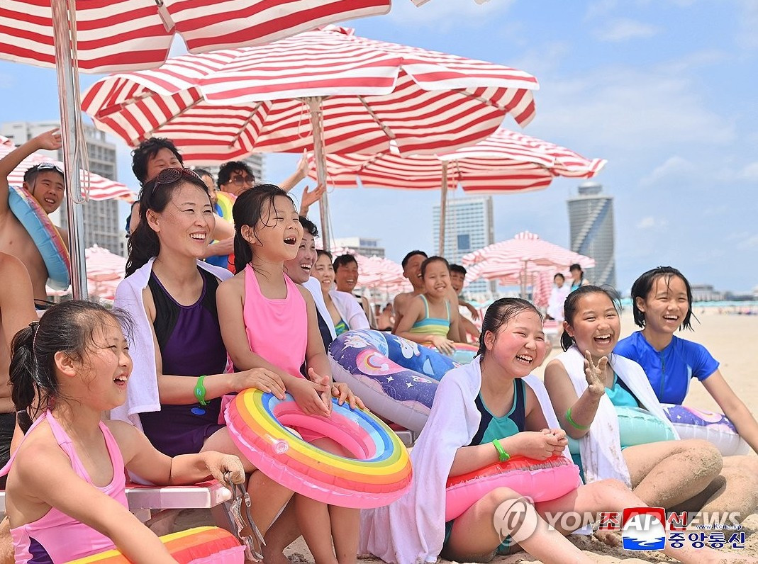 Người dân Triều Tiên cười tươi trên bãi biển tại khu nghỉ dưỡng Wonsan - Kalma ngày 1/7. Ảnh: Yonhap/KCNA.