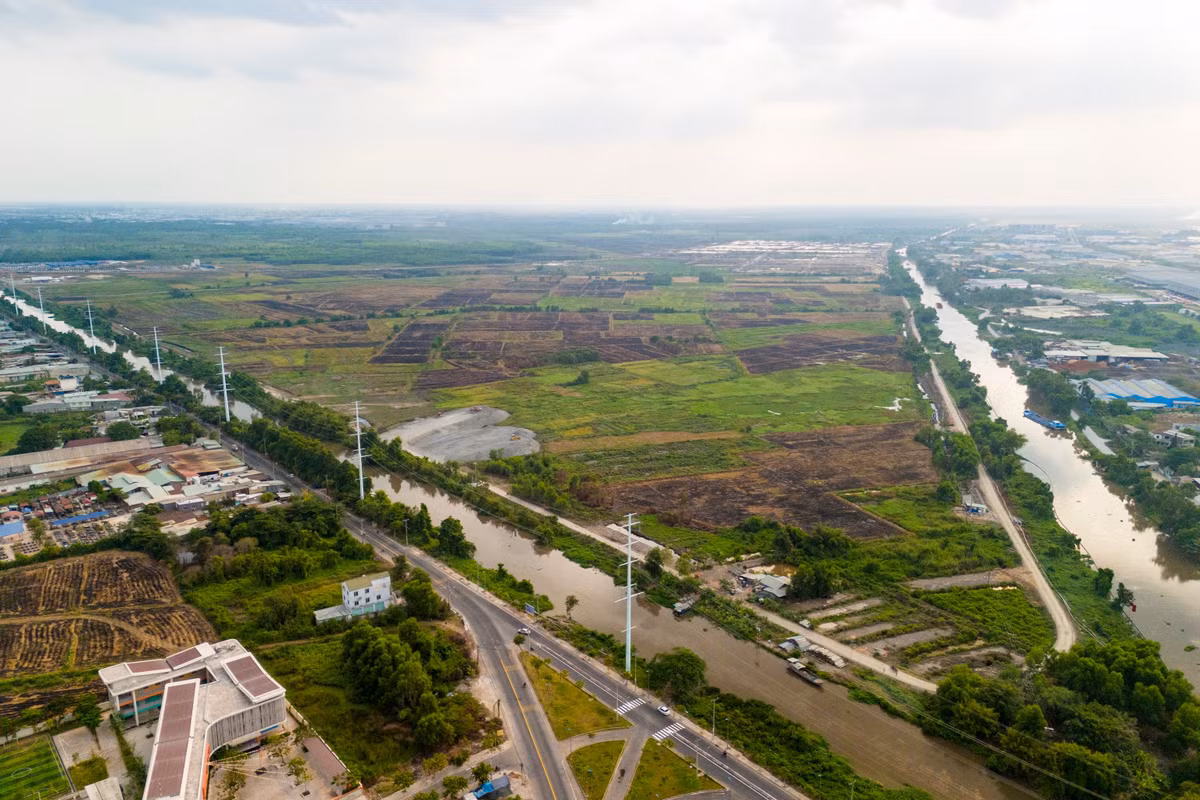 Dự án có quy mô gần 880 ha, thuộc một phần địa giới hành chính xã Xuân Thới Sơn, với ranh giới tự nhiên tiếp giáp kênh An Hạ, kênh ranh Tây Ninh, kênh 8 và kênh Thầy Cai.