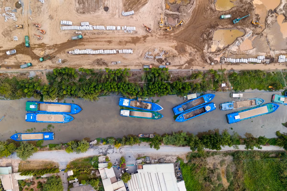 Theo quy hoạch, quỹ đất được phân bổ đa chức năng, bao gồm khoảng 117 ha dành cho cây xanh và mặt nước; 5,7 ha cho trường trung học phổ thông; 436 ha đất đơn vị ở; 150 ha cho khu dịch vụ, giáo dục và nghiên cứu; cùng 6,9 ha cho y tế.