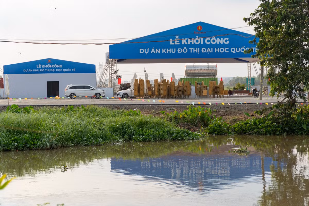 Khu đô thị Đại học Quốc tế do CTCP Đô thị Đại học Quốc tế Berjaya Việt Nam (thuộc hệ sinh thái Vingroup) làm chủ đầu tư, với tổng vốn 59.000 tỷ đồng (gần 2,3 tỷ USD).