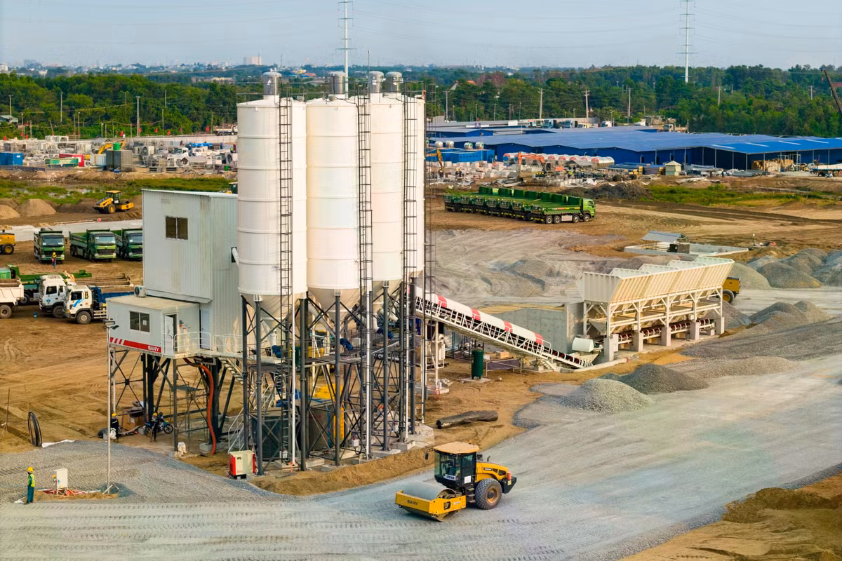 Trạm nghiền đá được đặt tại dự án đã được lắp đặt và đi vào hoạt động.