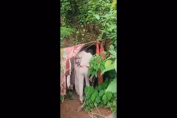 "Hang động không nằm sâu trong khu rừng nguy hiểm. Cửa hang nhìn ra biển. Đó không phải là một nơi đáng sợ. Cứ vài phút lại có khách du lịch đi ngang qua", Nina cho hay. Ảnh: X.