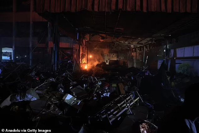 Trong khi đó, Quân đội Israel nói rằng họ đã tấn công những "kẻ khủng bố từng hoạt động trong trung tâm chỉ huy và kiểm soát của lực lượng Hamas - Trường Fahmi Al Jerjawi". Ảnh: Anadolu.