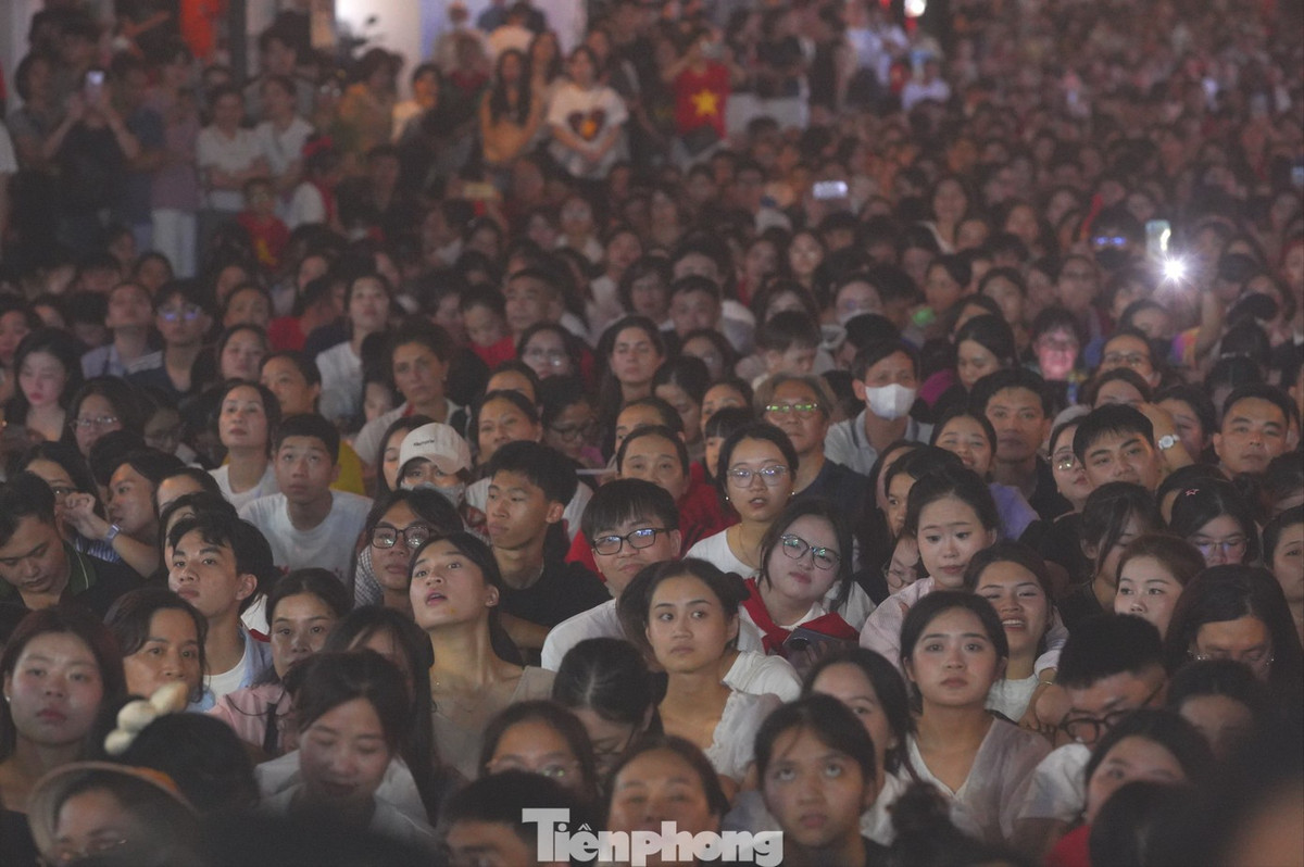 Chương trình nghệ thuật đặc biệt Hà Nội - Từ mùa Thu lịch sử năm 1945 bắt đầu từ 20h ngày 15/8 tại Quảng trường Cách mạng Tháng Tám. Từ sớm, dòng người đổ về đây đã rất đông. Các cổng soát vé có hàng dài người xếp hàng để vào khu vực sân khấu chương trình.