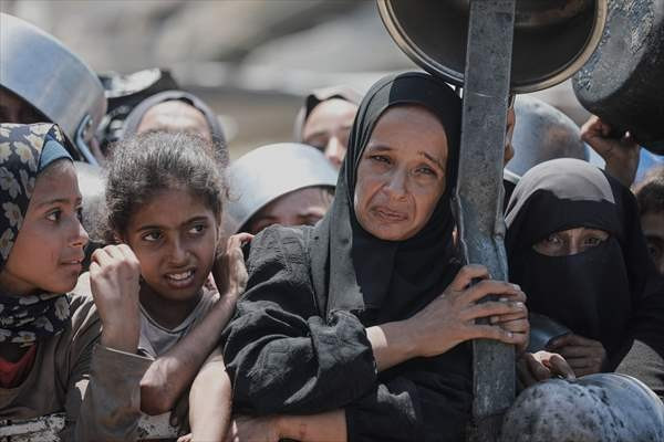 Những ngày gần đây, Israel đã cho phép một số xe chở thực phẩm vào Gaza và thả hàng viện trợ bằng máy bay xuống, nhưng sự hỗ trợ này chưa thể đáp ứng nhu cầu của người dân nơi đây. Ảnh: Anadolu.