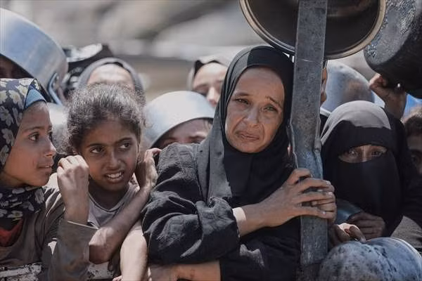 Những ngày gần đây, Israel đã cho phép một số xe chở thực phẩm vào Gaza và thả hàng viện trợ bằng máy bay xuống, nhưng sự hỗ trợ này chưa thể đáp ứng nhu cầu của người dân nơi đây. Ảnh: Anadolu.