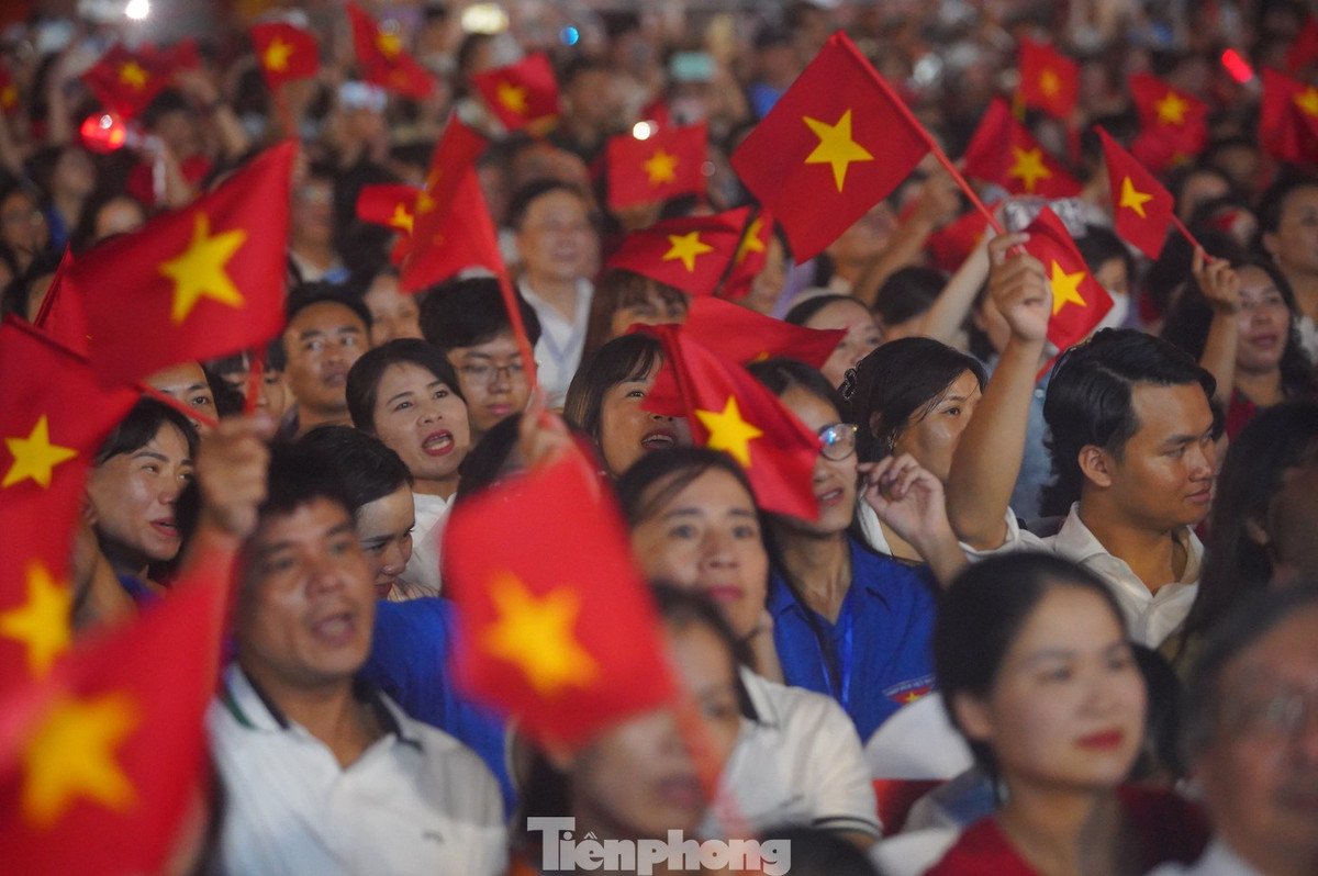 Ngay khi giai điệu của các ca khúc bất hủ vang lên, hàng vạn giọng ca có mặt tại Quảng trường Cách mạng Tháng Tám đã cùng hòa giọng hoàn thành bài hát cùng ca sĩ trên sân khấu. Đặc biệt, màn hợp xướng Tiến Quân ca của hàng vạn người để lại những cảm xúc khó quên cho khán giả tham dự chương trình và cả khán giả xem truyền hình trực tiếp.