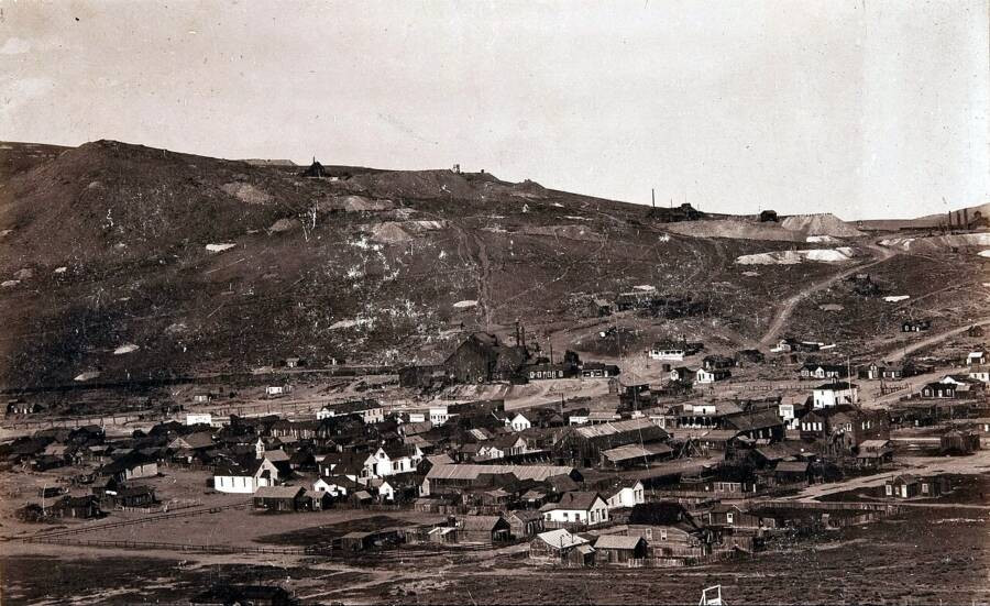 Toàn cảnh Bodie, bang California, nhìn từ trên cao vào những năm 1890. Nơi đây trở thành một thị trấn phát triển mạnh vào cuối những năm 1870 sau khi phát hiện ra vàng. (Nguồn ảnh: ATI)