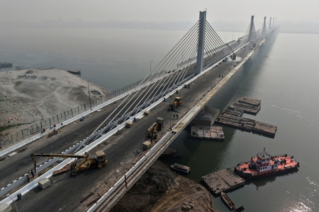 Các công nhân làm việc tại một cây cầu đang xây dựng trên sông Brahmaputra ngày 2/2.