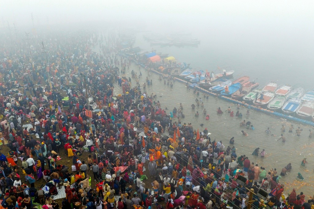 Các tín đồ Hindu thực hiện nghi lễ tắm nước thánh tại Sangam, nơi hợp lưu linh thiêng của ba dòng sông Hằng, Yamuna và Saraswati, trong ngày Maghi Purnima ở Prayagraj, thuộc bang Uttar Pradesh, miền bắc Ấn Độ, hôm 1/2.