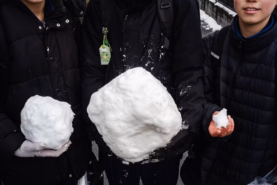 Tính đến 17h30 ngày 8/2, hầu hết đoạn đường cao tốc Tomei và đường cao tốc Shin-Tomei bị đóng cửa ở khu vực biên giới giữa tỉnh Shizuoka và tỉnh Kanagawa. Ảnh: Tuyết rơi gần ga Kawasaki ở phía tây Tokyo. Ảnh: Japan Times.