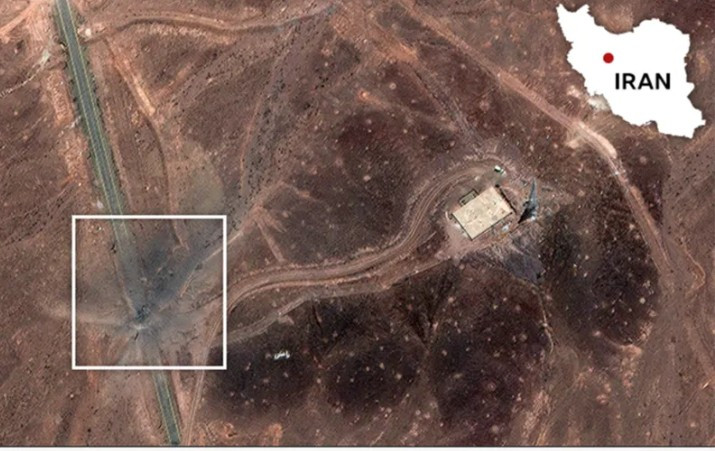 "Hình ảnh vệ tinh có độ phân giải cao chụp ngày 24/6 và được Maxar Technologies công bố cho thấy các hố bom mới và các tòa nhà bị hư hại mà trước đó không nhìn thấy được sau các cuộc không kích của Mỹ", nguồn tin cho hay. Ảnh: BBC.